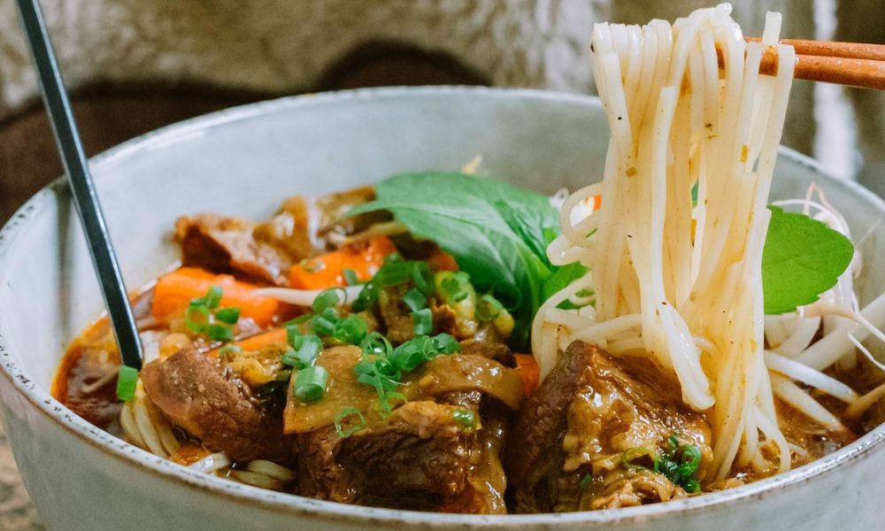 Cách Nấu Bò Kho Đơn Giản Tại Nhà – Chuẩn Vị Như Nhà Hàng, Ăn Là Ghiền 2 Hủ tíu bò kho thơm ngon, bắt miệng