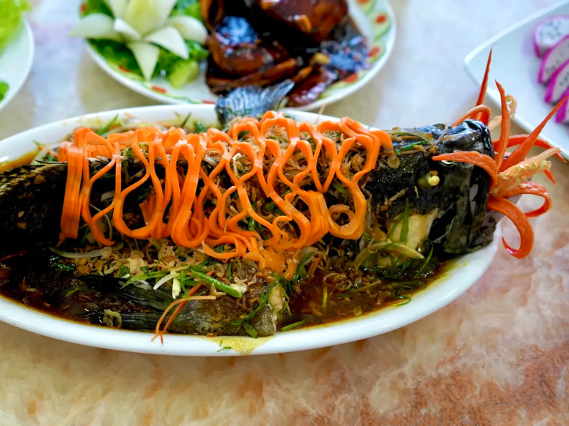 Cách Làm Cá Hấp Xì Dầu Ngon Chuẩn Vị Như Nhà Hàng 4 Cá hấp xì dầu ăn với gì ngon - Gợi ý món cá hấp cuốn bánh tráng rau sống